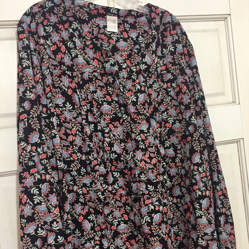 Flower print tunic with pleated button front. NWOT